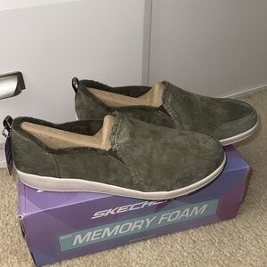 Skechers nwt Madison Ave Plushes in Olive green size 11W